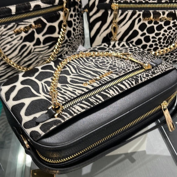 MICHAEL KORS JET SET LARGE EAST WEST ZIP POCKET CHAIN XBODY 
BLACK 
NWT - Picture 12 of 16